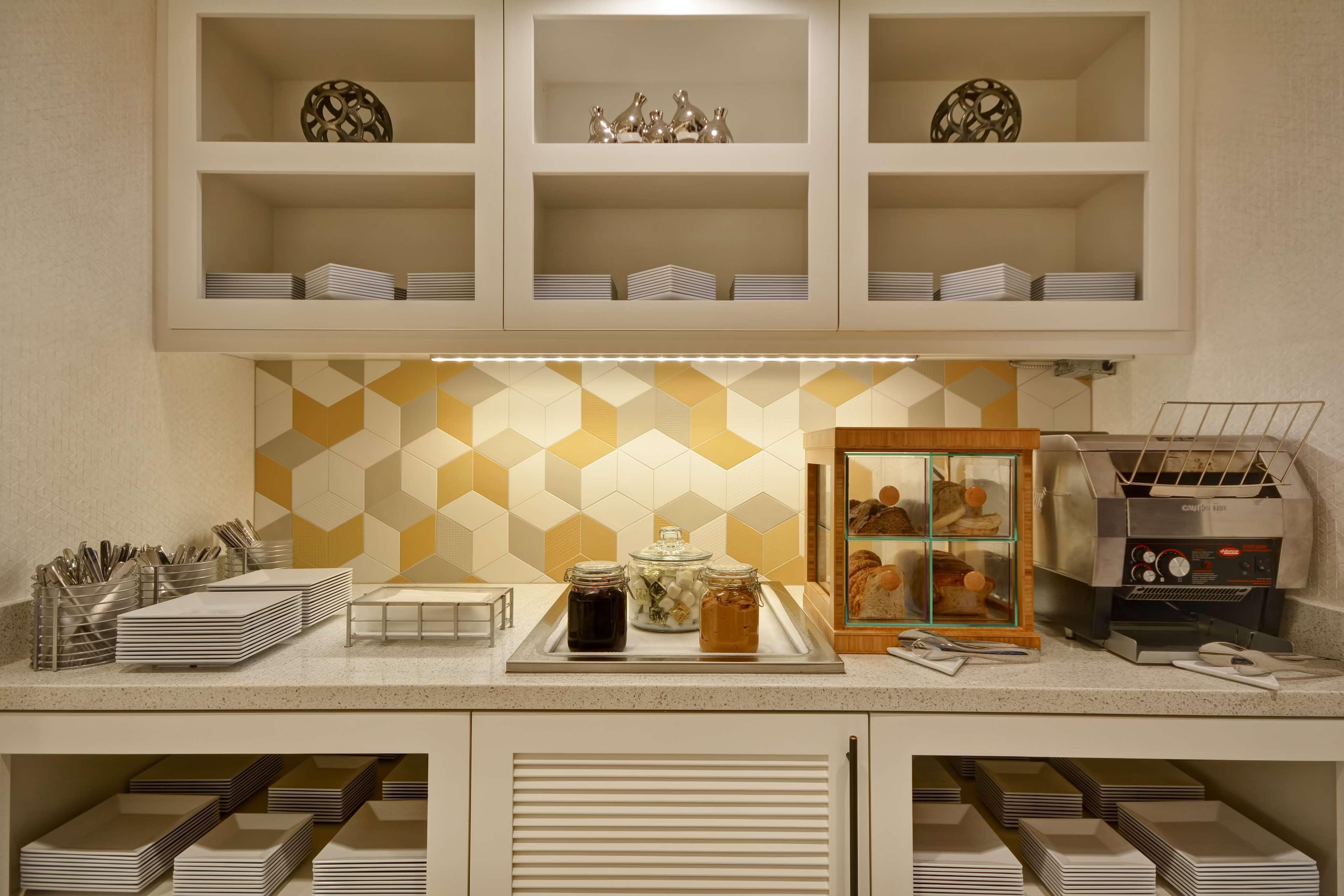 Hyatt Place Fresno Bagian luar foto