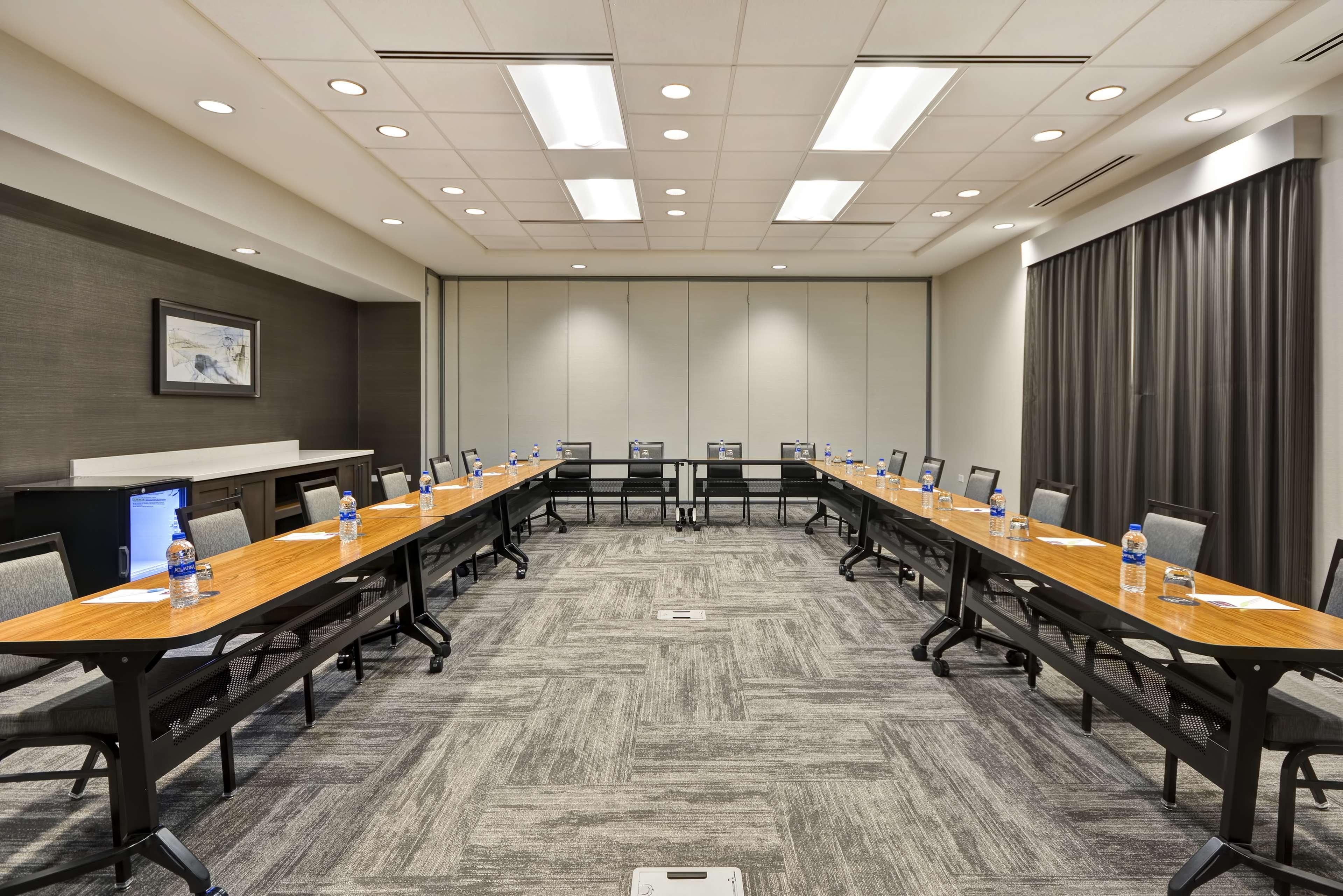 Hyatt Place Fresno Bagian luar foto