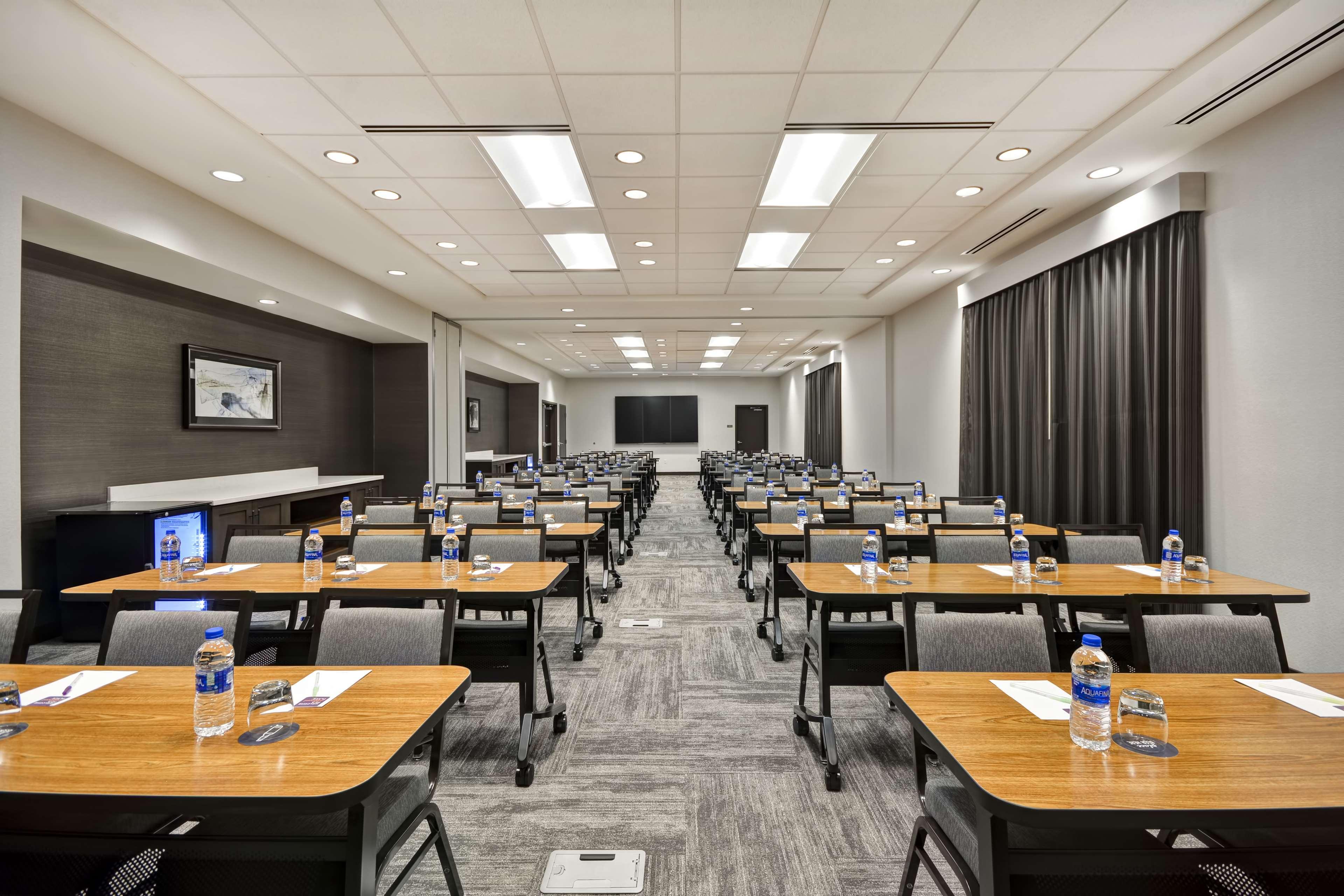 Hyatt Place Fresno Bagian luar foto